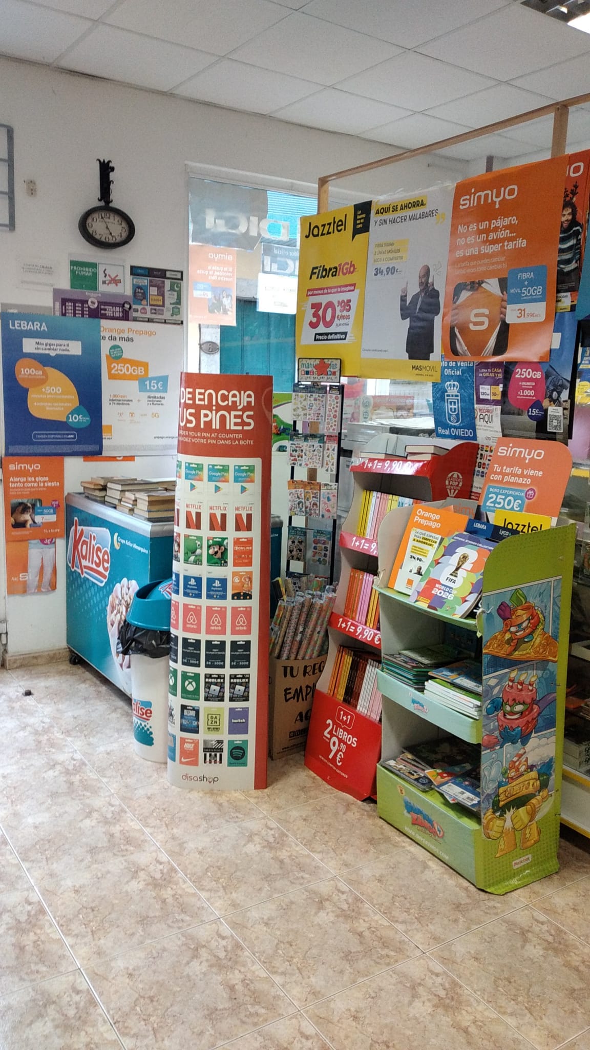 Pasillo de papelería y zona de impresiones y copias